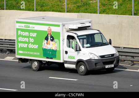 Supermercato Asda internet online negozio di generi alimentari della catena di approvvigionamento alimentare home delivery van trasporto con pubblicità sul lato di guida del veicolo lungo l autostrada del Regno Unito Foto Stock