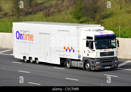 Parte anteriore e laterale di Ontime Automotive racchiuso auto trasporto consegna hgv business camion Truck & rimorchio con il logo della società la guida su autostrada DEL REGNO UNITO Foto Stock