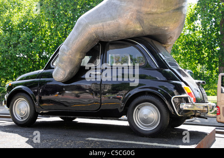 London street scene mano sulla Fiat auto moderna arte scultura "Vroom Vroom" dell'artista italiano Lorenzo Quinn medio di Park Lane Mayfair London REGNO UNITO Foto Stock