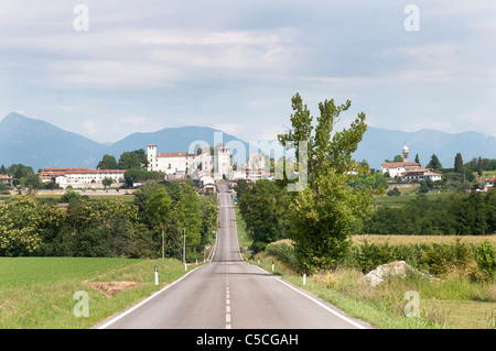 La strada di Colloredo di Montalbano con il castello in background Foto Stock