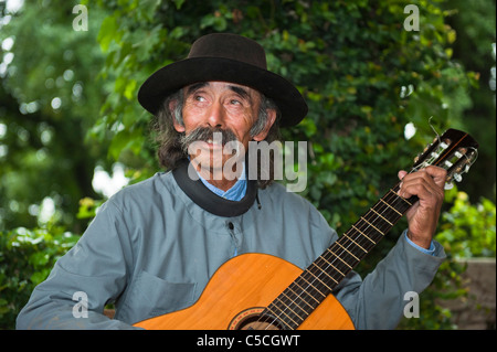 Gaucho di cantare e suonare la chitarra, San Antonio de Areco, Provincia di Buenos Aires, Argentina Foto Stock