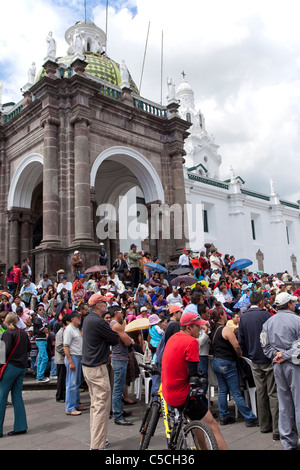 La folla in Plaza de la Independencia ascoltando un giorno di indipendenza in concerto a Quito, Ecuador Foto Stock