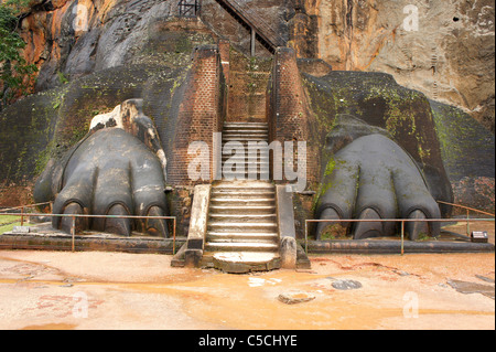 Ingresso attraverso i lions zampe all'antica fortezza di Roccia di Sigiriya, Sri Lanka, Asia Foto Stock