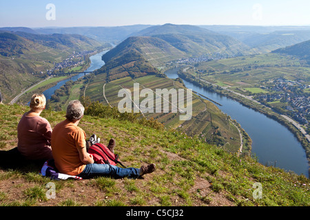 Escursionista gode di vista sull'ansa del fiume Moselle presso il villaggio Bremm, Moselle, Renania-Palatinato, Germania, Europa Foto Stock