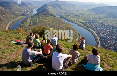 Wanderer betrachten die Moselschleife bei Bremm Herbst Mittelmosel, Loop, la curva del fiume Moselle vicino al villaggio Bremm Foto Stock