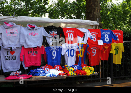 London felpe e magliette da calcio in vendita a fianco di Green Park e Piccadilly, Londra, Inghilterra Foto Stock