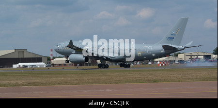 Airbus A330 - Il nuovo aereo cisterna per la Royal Air Force, in atterraggio a USAF Fairford per la prima volta Foto Stock