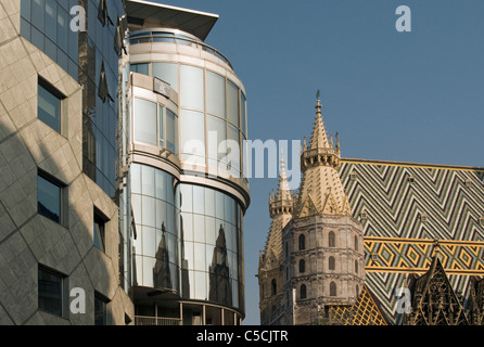 Il contrasto di Postmodernist Haas-Haus edificio gotico e la Cattedrale di Santo Stefano (Stephansdom) di Vienna (Wien), Austria Foto Stock