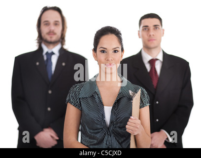 Tre giovani business collega a piedi per sale riunioni sulla isolato sfondo bianco Foto Stock