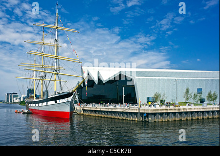 Il Clyde Maritime Trust di proprietà Tall Ship Glenlee ormeggiata presso il recentemente costruito Riverside Museum sul fiume Clyde a Glasgow Foto Stock