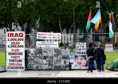 Vista della Campagna per la Pace di Parliament Square / campo di pace di Brian Haw, Parliament Square, Westminster, Londra, Regno Unito Foto Stock