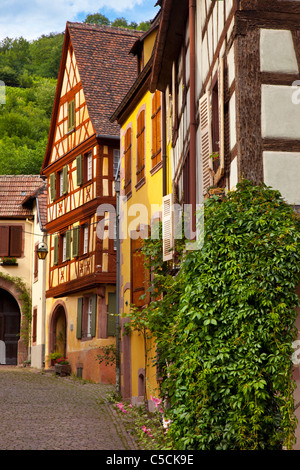 Village Street scene in Kaysersberg, lungo la strada del vino Alsaziano Haut-Rhin Francia Foto Stock