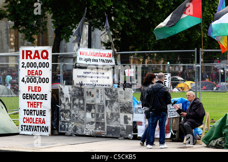 Vista della Campagna per la Pace di Parliament Square / campo di pace di Brian Haw, Parliament Square, Westminster, Londra, Regno Unito Foto Stock