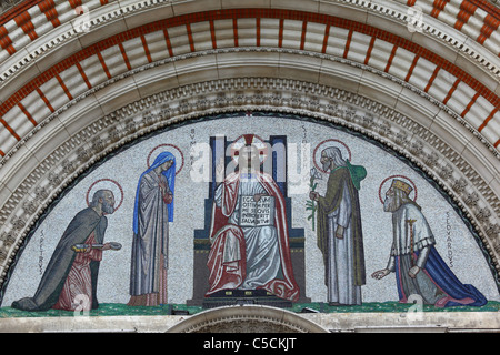 Mosaico di Cristo Pantocratore e santi sopra la porta occidentale della Cattedrale metropolitana del sangue più prezioso, Westminster, Londra, Inghilterra Foto Stock