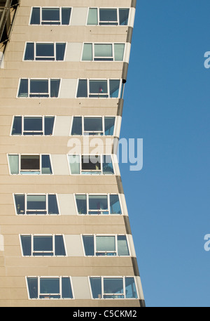 Schild moderno (Shield) edificio annesso al gasometro rivitalizzato dall architetto Coop Himmelb(l)au, Simmering, Vienna (Wien), Austria Foto Stock