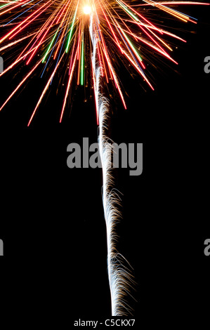 Rosso e verde bianco e arancione fuochi d'artificio che esplodono nel cielo notturno. Una festa di colori e di esplosioni! Foto Stock