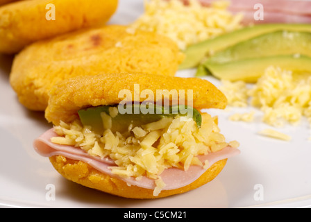 Disposizione dei tradizionali arepas riempito di avocado, prosciutto e formaggio Foto Stock