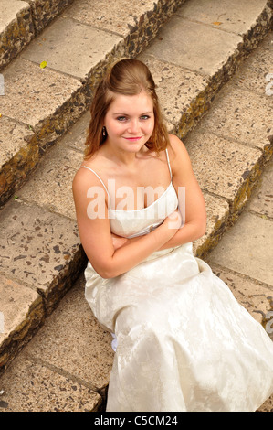 Un 20 qualcosa sposa caucasica è seduto fuori in attesa di suo marito essere arrivare. Foto Stock