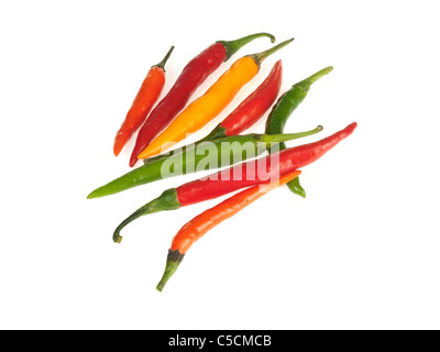 Selezione di Rosso Giallo e verde piccante Peperoncini piccanti di cottura Ingredienti isolati contro uno sfondo bianco con n. di persone pronte a cucinare Foto Stock