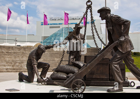 I portuali statua che si trova nella parte anteriore del Excel London Foto Stock