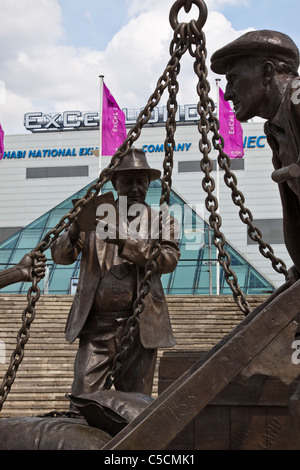 I portuali statua che si trova nella parte anteriore del Excel London Foto Stock