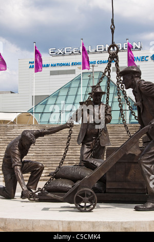 I portuali statua che si trova nella parte anteriore del Excel London Foto Stock