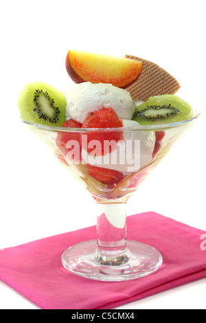 Gelato di frutta con fresche kiwi, pesche e melone Foto Stock