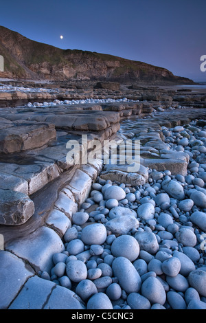 Roccia calcarea battute a Dunraven Bay al chiaro di luna sulla Glamorgan Heritage Costa, Southerndown, South Wales, Regno Unito Foto Stock