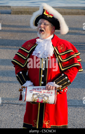 In Ontario, Canada, Kingston. Kingston Town Crier, Chris Whyman, accoglie i visitatori a Kingston in costume. Foto Stock