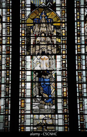 In prossimità di una porzione di una macchia di finestra di vetro a Cirencester town chiesa parrocchiale di San Giovanni Battista, gloucestershire,l'Inghilterra,uk Foto Stock