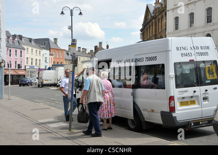 Persone di salire sul ring e autobus a Cirencester Gloucestershire town center cotswolds Inghilterra Regno Unito Foto Stock