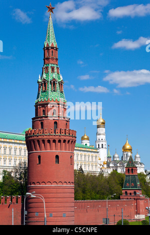 L'acqua che alimenta la torre del Cremlino di Mosca, vista dal grande ponte di pietra. Mosca. La Russia. Foto Stock