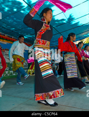 Parigi, fra-nce, tibetani in costume tradizionale, Danza al Festival Buddista, Festa di compleanno di Dalai lama, 'Kagyu Dzong' celebrando diverse culture Foto Stock