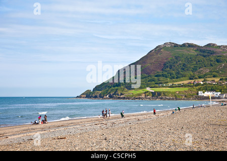 Persone/famiglie sulla spiaggia di ciottoli a Bray, guardando a sud verso la testa di Bray. Co. Wicklow, Repubblica di Irlanda Foto Stock