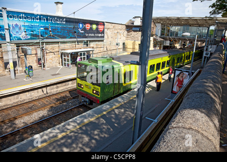 Treno DART con i passeggeri in attesa, Dun Laoghaire stazione ferroviaria, Repubblica di Irlanda Foto Stock