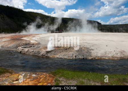 Cliff geyser che erutta Foto Stock