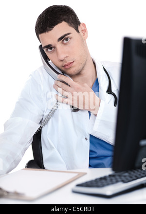 Medico maschio parlando per telefono su sfondo bianco Foto Stock