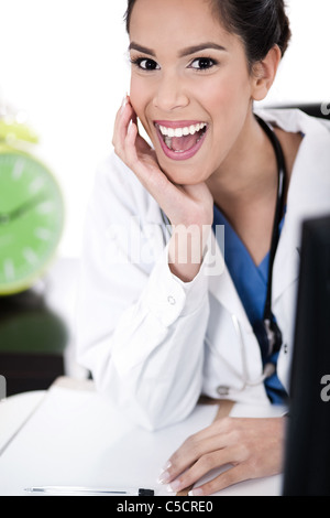 Closeup colpo di giovani asiatici medico donna negli isolati di sfondo bianco Foto Stock