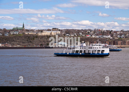 Traghetti tra le città di Levis e Quebec City in St Lawrence River, Quebec, Canada. Foto Stock