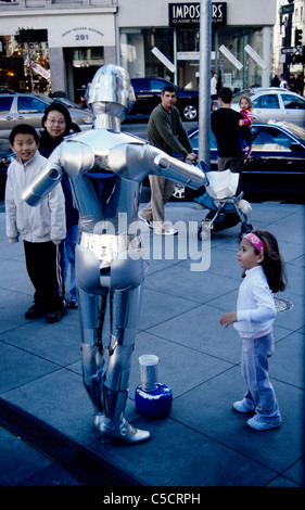 Pedoni holiday shopping orologio robot performer di strada sul marciapiede di San Francisco Foto Stock