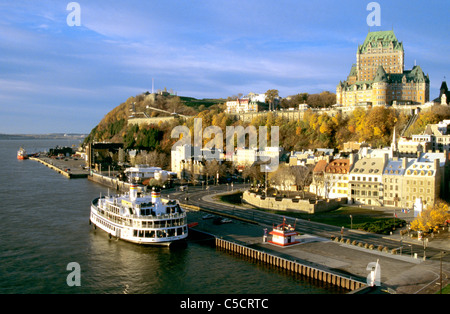 Città escursioni barca ormeggiata sotto la Citadelle e hotel Frontenac a Quebec Foto Stock