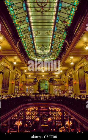 Interni opulenti dell art nouveau cafe Confeitaria Colombo nel centro di Rio de Janeiro, Brasile, Sud America. Foto Stock