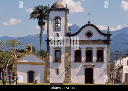 La parte anteriore della Capela de Santa Rita (Cappella di Santa Rita), Paraty, Rio de Janeiro, Costa Verde, Brasile, Sud America. Foto Stock