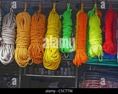 Fasci di Nylon heavy-duty qualità commerciale fune vengono visualizzati al di fuori di un negozio per vendere, India Foto Stock