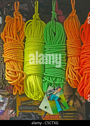 Fasci di Nylon heavy-duty qualità commerciale fune vengono visualizzati al di fuori di un negozio per vendere, India Foto Stock