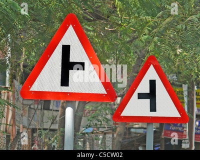 Cartelli di segnalazione stradale che mostra strade laterali davanti a destra e a sinistra Foto Stock