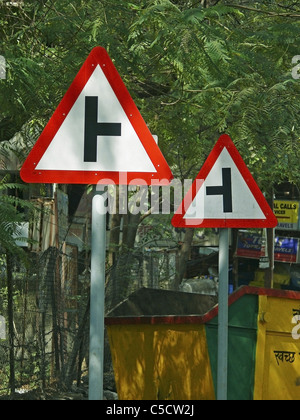 Cartelli di segnalazione stradale che mostra strade laterali davanti a destra e a sinistra Foto Stock