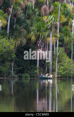 I turisti in barca in legno sul lago Sandoval, Tambopata National Reserve, Perù Foto Stock