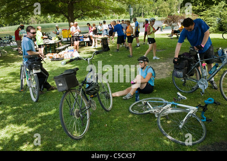 Sosta in Little Falls, ciclismo il Canale Erie Bike Tour, Mohawk Valley, nello Stato di New York, Stati Uniti d'America Foto Stock