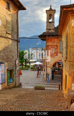 Vista della Piazza Motta e l'isola di San Giulio Orta Foto Stock